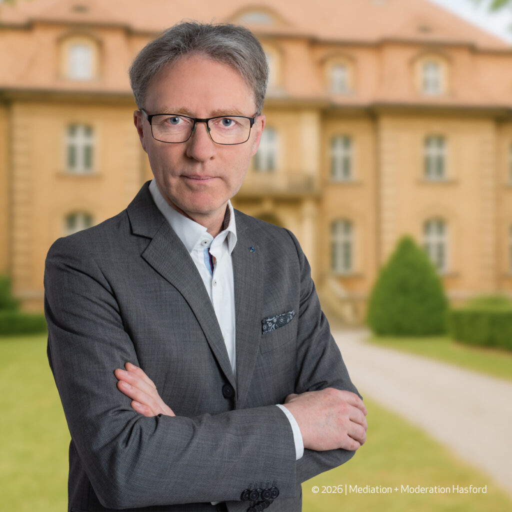 Mediation – die aussergerichtliche Konfliktlösung – wenn Konflikte Entscheidungen verhindern Typische Auslöser Gesellschafterblockade / Mehrheits–Minderheitskonflikte Nachfolge, Rollenwechsel, „wer hat das letzte Wort?“ Führungskonflikte im Top-Team, Vorstand / Beirat / Aufsichtsrat Ergebnis Klare Interessenlage, tragfähige Vereinbarung, Entscheidungsfähigkeit – ohne Gesichtsverlust. CTA: Executive Mediation ansehen