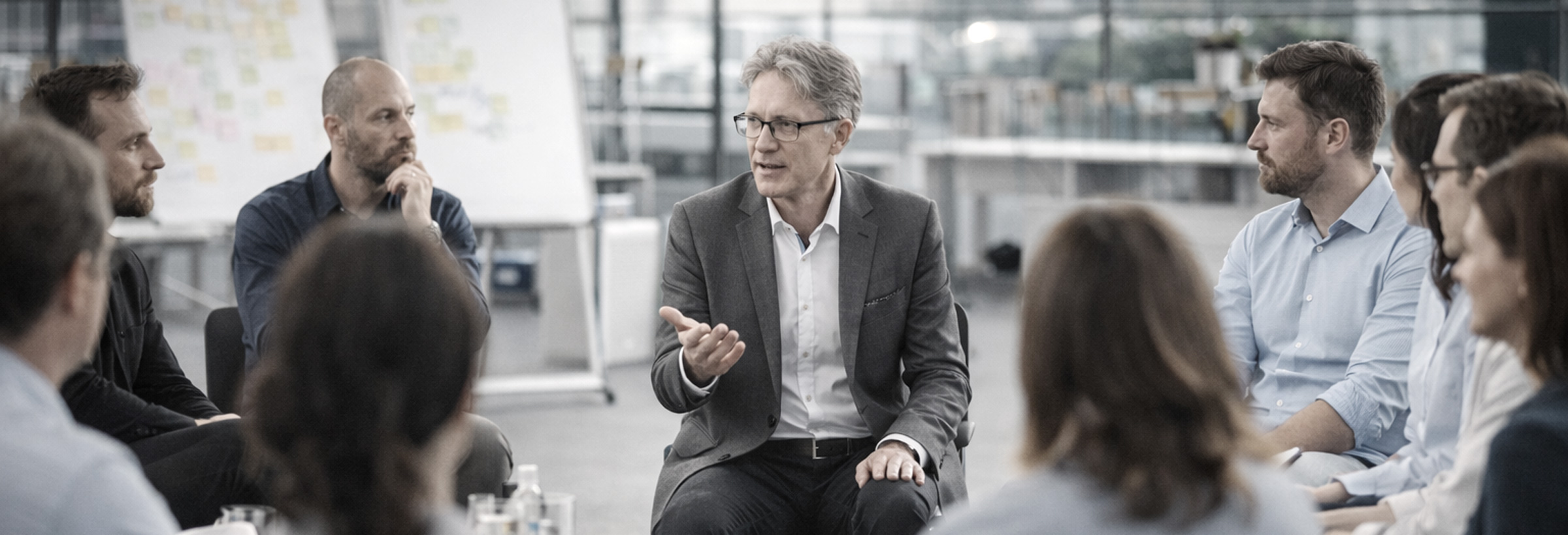 Ralf Hasford unterstütze Geschäftsführungen, Vorstände und Organisationen dabei, Zusammenarbeit zu strukturieren, Strategien zu definieren und umzusetzen sowie Konflikte aussergerichtlich zu lösen. • Zusammenarbeit im Zeitalter von KI und Plattformökonomie